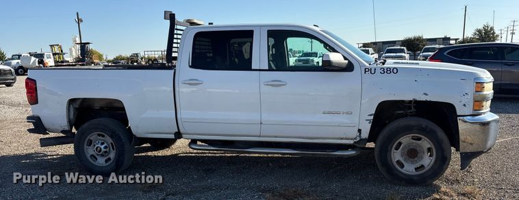 image for item ET7255 2015 Chevrolet Silverado 2500HD Crew Cab pickup truck