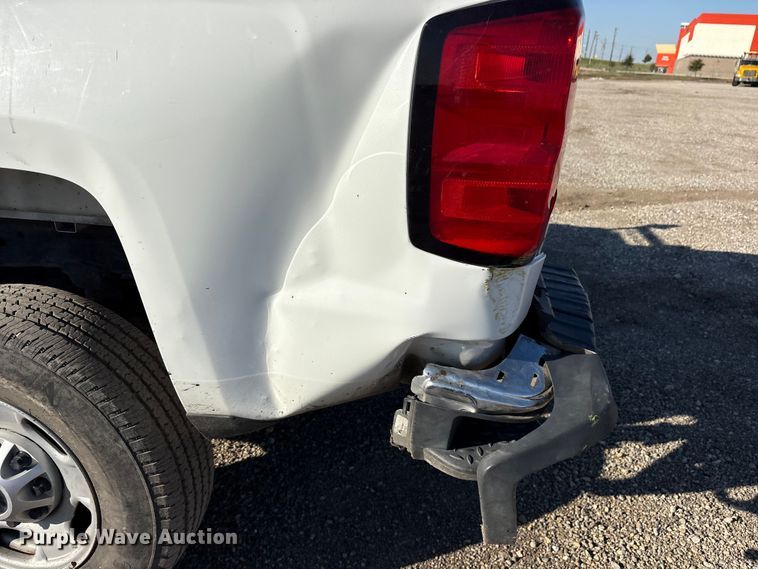 image for item ET7255 2015 Chevrolet Silverado 2500HD Crew Cab pickup truck