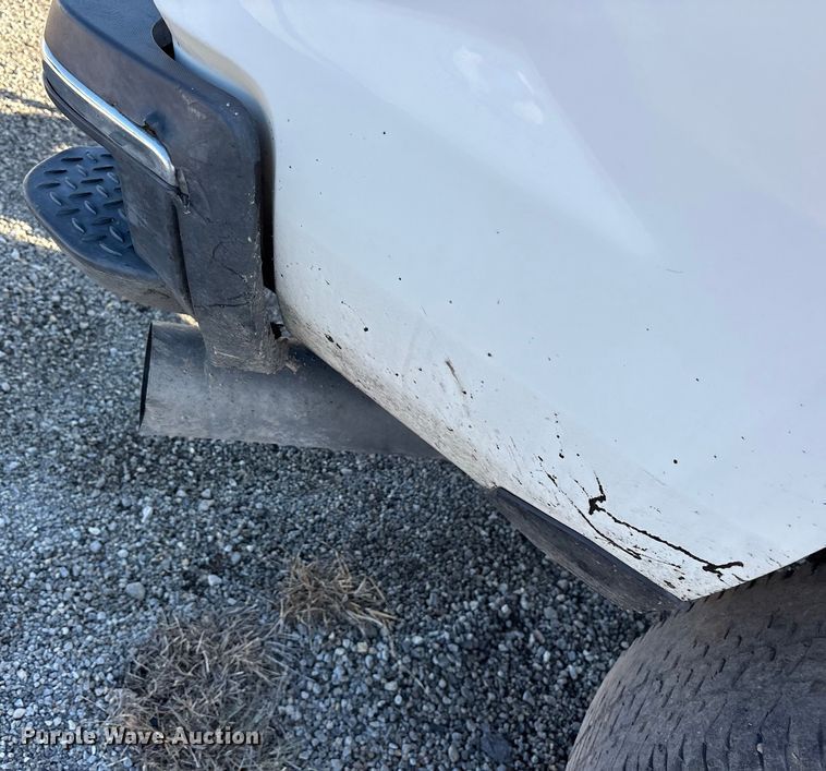 image for item ET7255 2015 Chevrolet Silverado 2500HD Crew Cab pickup truck