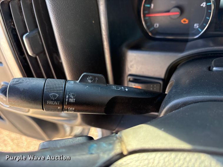 image for item ET7255 2015 Chevrolet Silverado 2500HD Crew Cab pickup truck