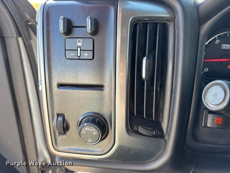 image for item ET7255 2015 Chevrolet Silverado 2500HD Crew Cab pickup truck