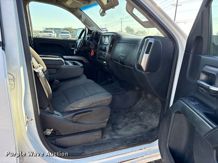 image for item ET7255 2015 Chevrolet Silverado 2500HD Crew Cab pickup truck