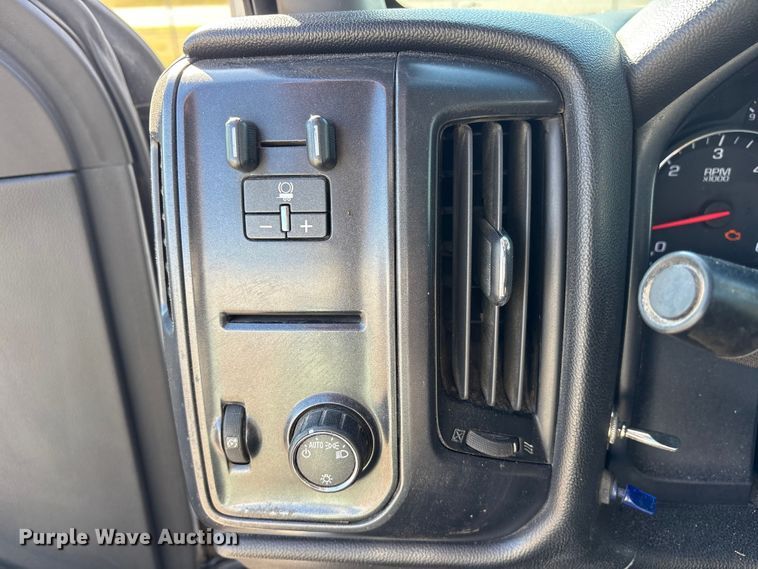 image for item ET7256 2015 GMC Sierra 2500HD Double Cab pickup truck