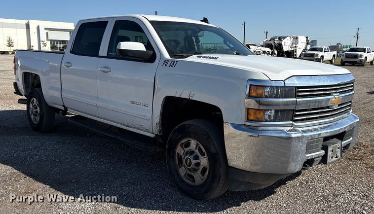 image for item ET7259 2015 Chevrolet Silverado 2500HD Crew Cab pickup truck