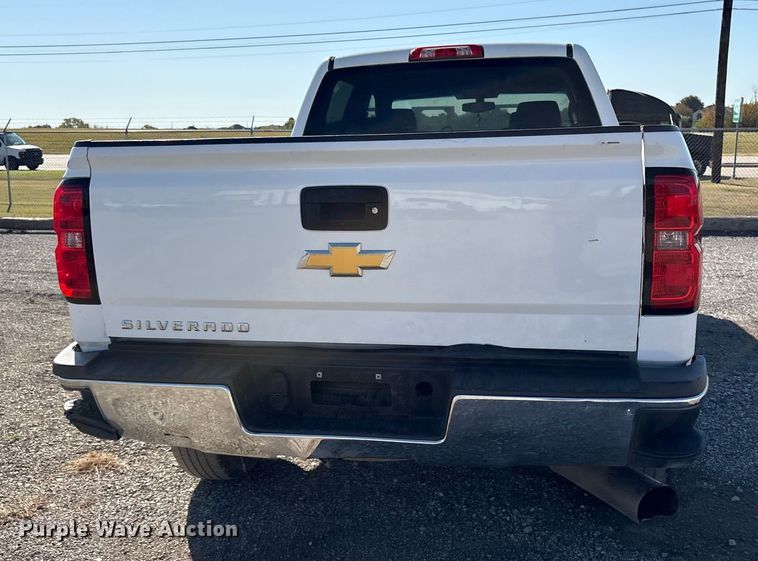 image for item ET7259 2015 Chevrolet Silverado 2500HD Crew Cab pickup truck