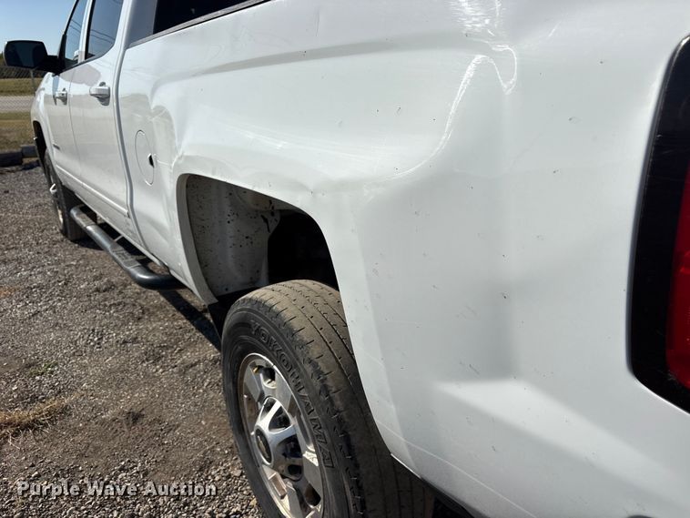 image for item ET7259 2015 Chevrolet Silverado 2500HD Crew Cab pickup truck