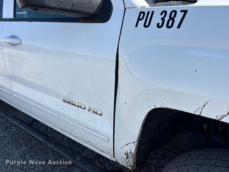 image for item ET7259 2015 Chevrolet Silverado 2500HD Crew Cab pickup truck