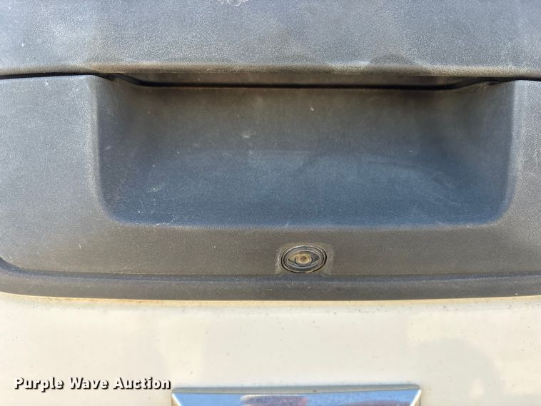 image for item ET7259 2015 Chevrolet Silverado 2500HD Crew Cab pickup truck