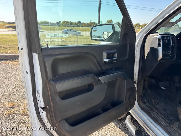 image for item ET7259 2015 Chevrolet Silverado 2500HD Crew Cab pickup truck