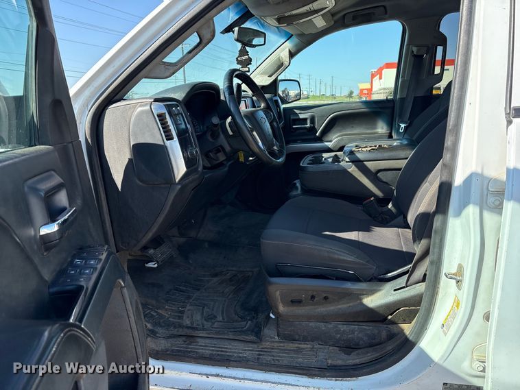 image for item ET7259 2015 Chevrolet Silverado 2500HD Crew Cab pickup truck