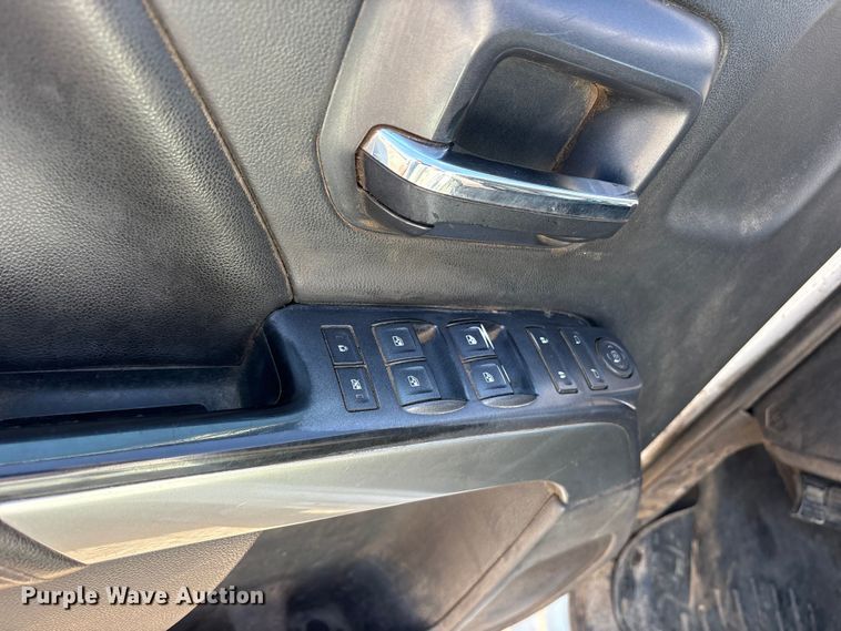 image for item ET7259 2015 Chevrolet Silverado 2500HD Crew Cab pickup truck