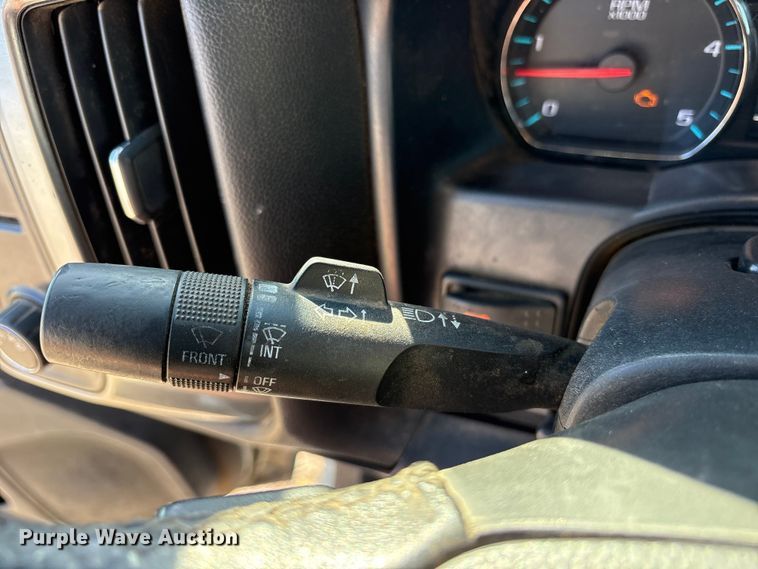 image for item ET7259 2015 Chevrolet Silverado 2500HD Crew Cab pickup truck