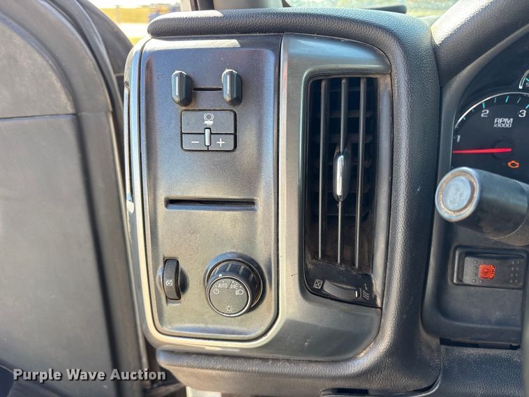 image for item ET7259 2015 Chevrolet Silverado 2500HD Crew Cab pickup truck