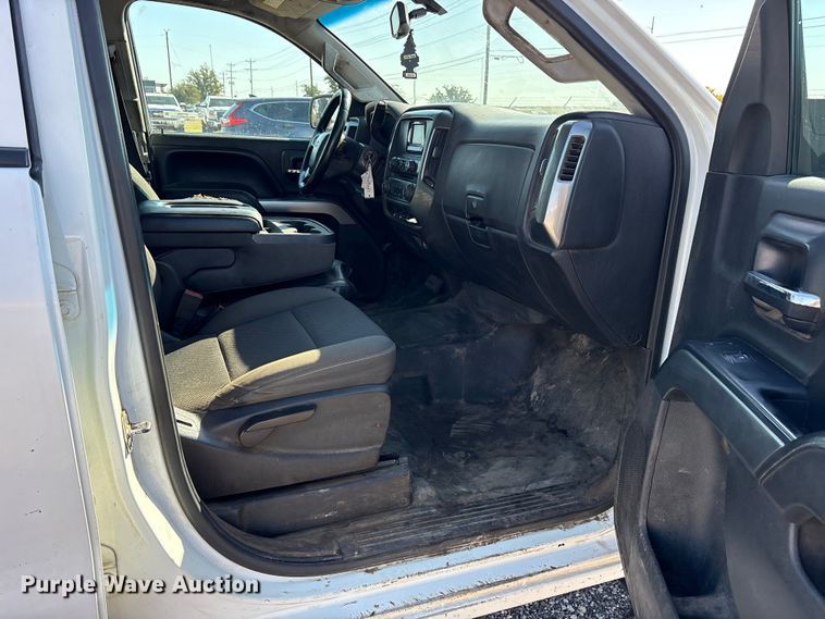 image for item ET7259 2015 Chevrolet Silverado 2500HD Crew Cab pickup truck