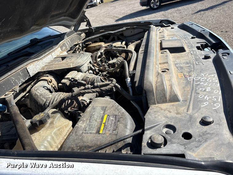 image for item ET7259 2015 Chevrolet Silverado 2500HD Crew Cab pickup truck