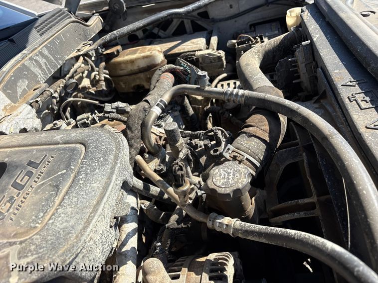 image for item ET7259 2015 Chevrolet Silverado 2500HD Crew Cab pickup truck