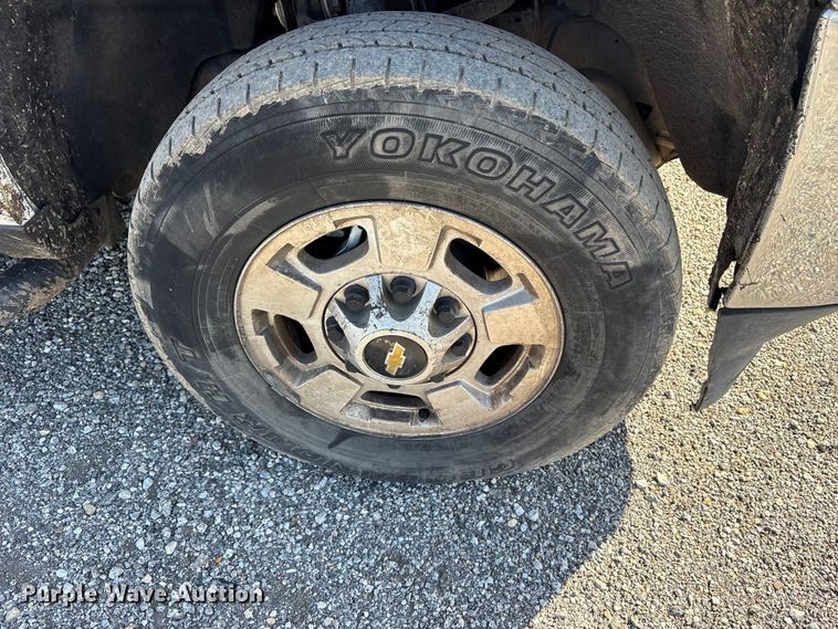 image for item ET7259 2015 Chevrolet Silverado 2500HD Crew Cab pickup truck