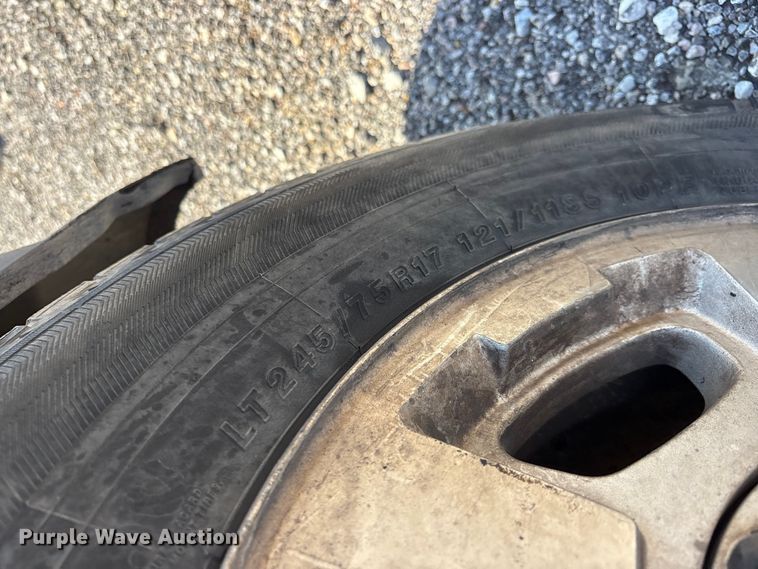 image for item ET7259 2015 Chevrolet Silverado 2500HD Crew Cab pickup truck