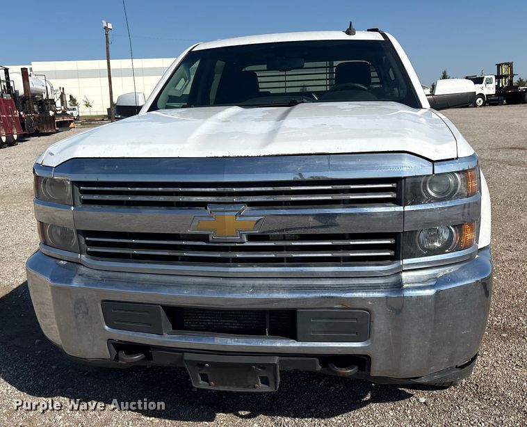 image for item ET7260 2015 Chevrolet Silverado 2500HD Crew Cab pickup truck
