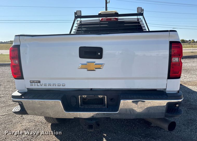 image for item ET7260 2015 Chevrolet Silverado 2500HD Crew Cab pickup truck