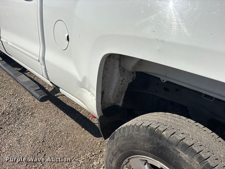 image for item ET7260 2015 Chevrolet Silverado 2500HD Crew Cab pickup truck