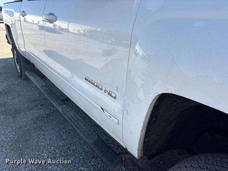 image for item ET7260 2015 Chevrolet Silverado 2500HD Crew Cab pickup truck