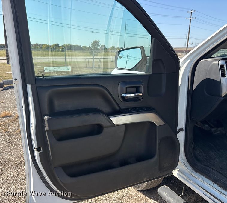 image for item ET7260 2015 Chevrolet Silverado 2500HD Crew Cab pickup truck