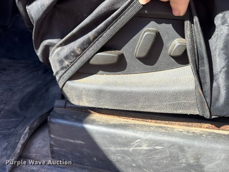 image for item ET7260 2015 Chevrolet Silverado 2500HD Crew Cab pickup truck