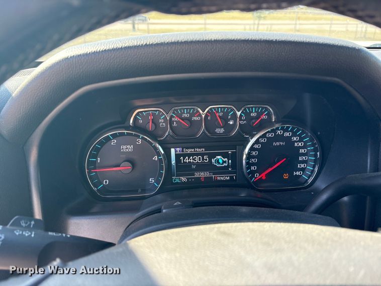 image for item ET7260 2015 Chevrolet Silverado 2500HD Crew Cab pickup truck