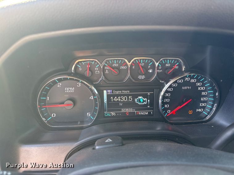 image for item ET7260 2015 Chevrolet Silverado 2500HD Crew Cab pickup truck