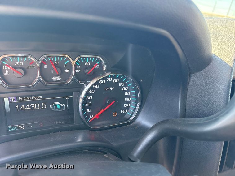 image for item ET7260 2015 Chevrolet Silverado 2500HD Crew Cab pickup truck