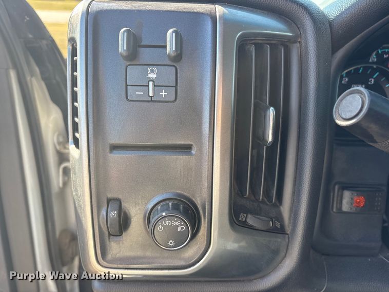 image for item ET7260 2015 Chevrolet Silverado 2500HD Crew Cab pickup truck