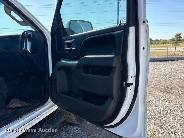 image for item ET7260 2015 Chevrolet Silverado 2500HD Crew Cab pickup truck