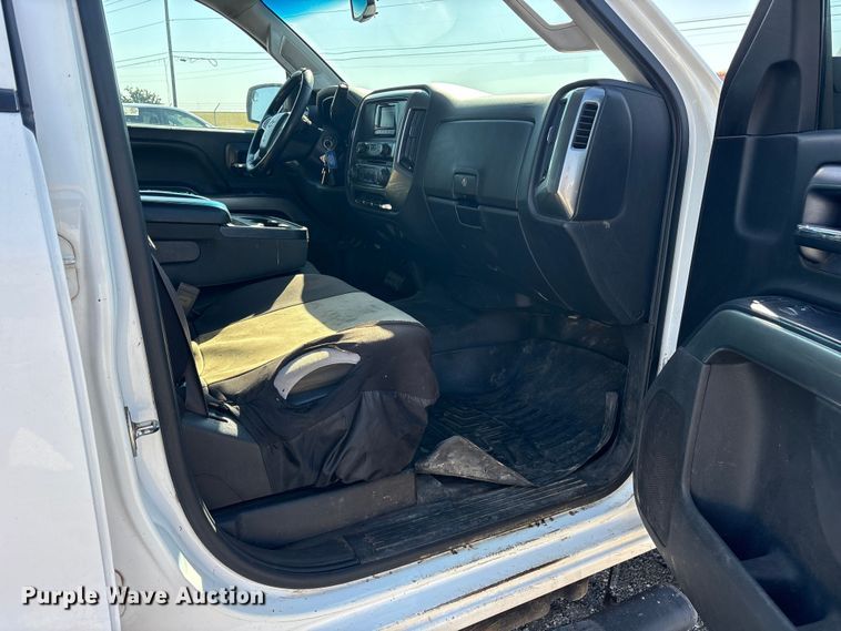 image for item ET7260 2015 Chevrolet Silverado 2500HD Crew Cab pickup truck