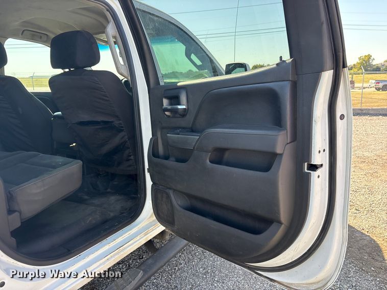 image for item ET7260 2015 Chevrolet Silverado 2500HD Crew Cab pickup truck