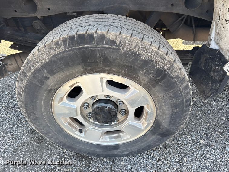 image for item ET7260 2015 Chevrolet Silverado 2500HD Crew Cab pickup truck