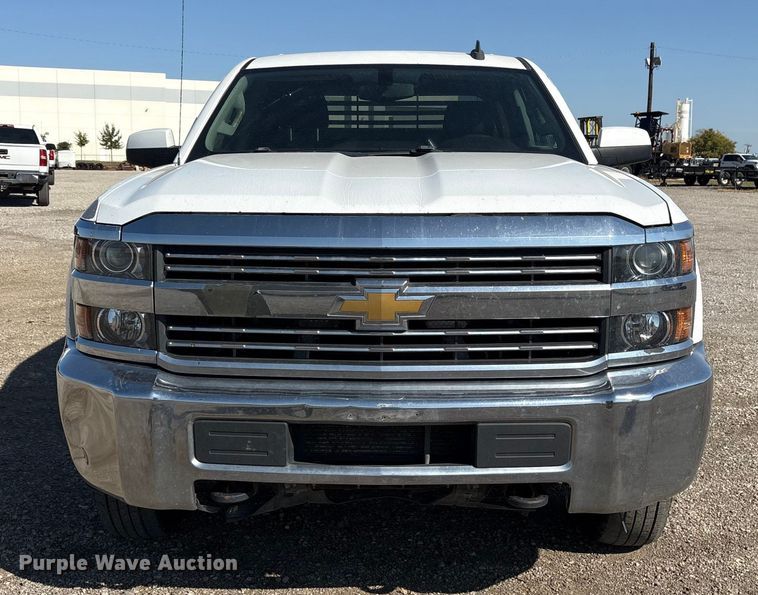 image for item ET7261 2015 Chevrolet Silverado 2500HD Crew Cab pickup truck
