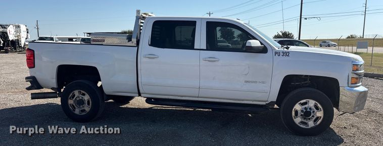 image for item ET7261 2015 Chevrolet Silverado 2500HD Crew Cab pickup truck