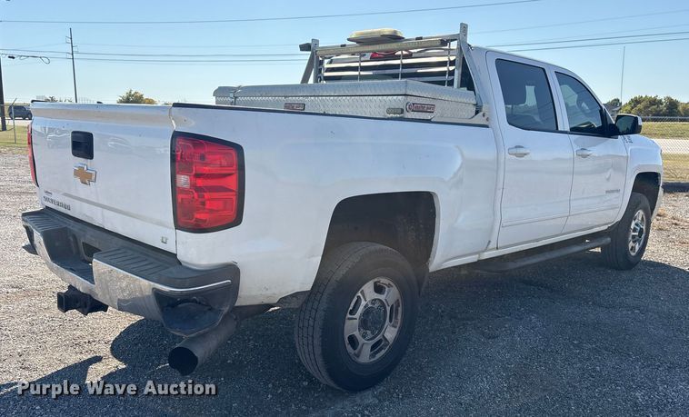 image for item ET7261 2015 Chevrolet Silverado 2500HD Crew Cab pickup truck