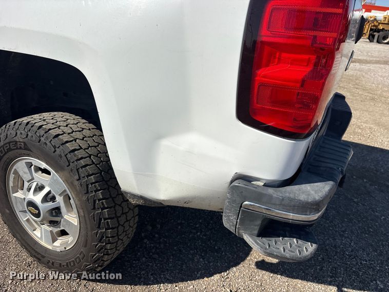 image for item ET7261 2015 Chevrolet Silverado 2500HD Crew Cab pickup truck