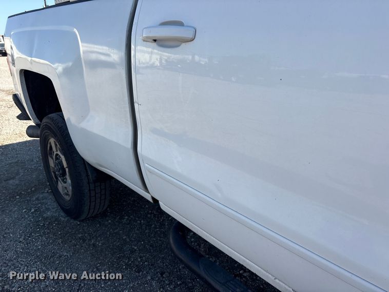 image for item ET7261 2015 Chevrolet Silverado 2500HD Crew Cab pickup truck