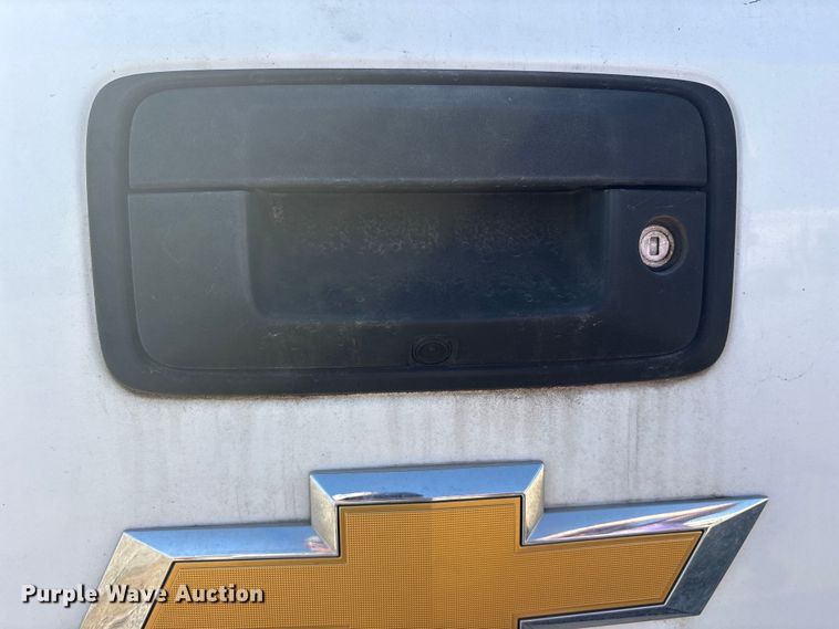 image for item ET7261 2015 Chevrolet Silverado 2500HD Crew Cab pickup truck