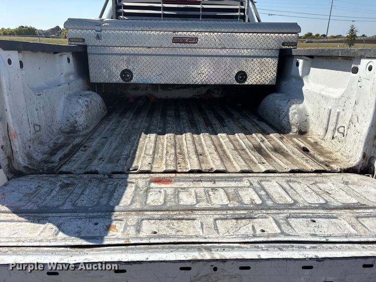 image for item ET7261 2015 Chevrolet Silverado 2500HD Crew Cab pickup truck