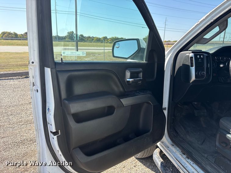 image for item ET7261 2015 Chevrolet Silverado 2500HD Crew Cab pickup truck