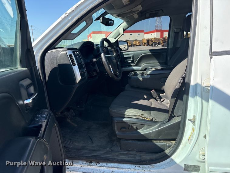 image for item ET7261 2015 Chevrolet Silverado 2500HD Crew Cab pickup truck