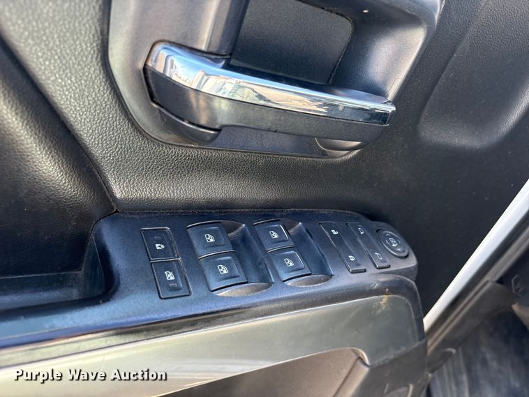 image for item ET7261 2015 Chevrolet Silverado 2500HD Crew Cab pickup truck