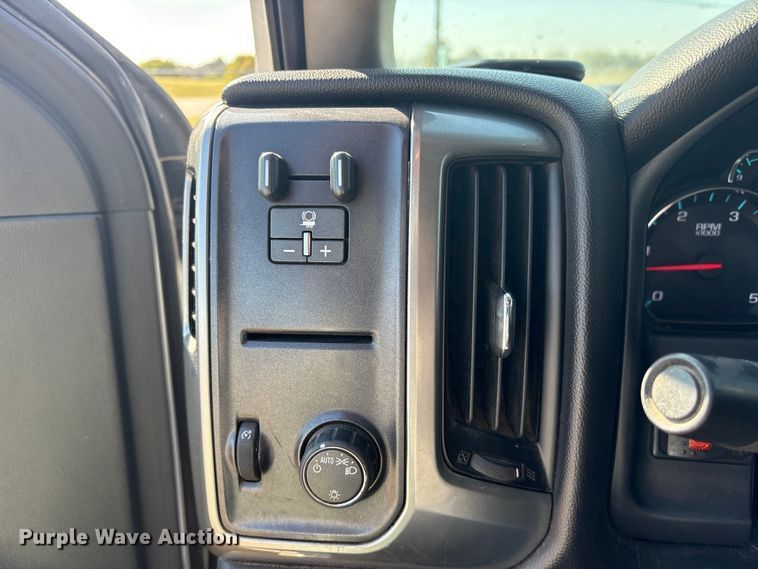 image for item ET7261 2015 Chevrolet Silverado 2500HD Crew Cab pickup truck