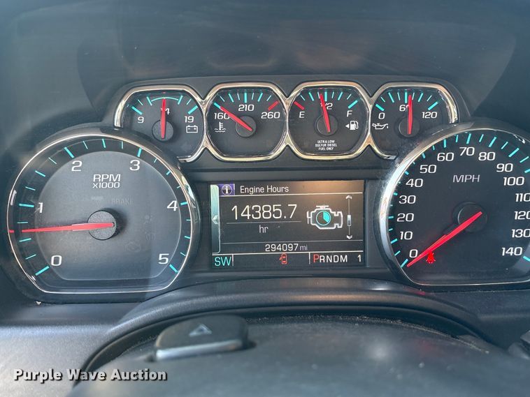 image for item ET7261 2015 Chevrolet Silverado 2500HD Crew Cab pickup truck