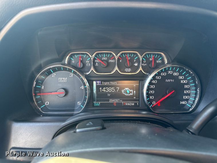 image for item ET7261 2015 Chevrolet Silverado 2500HD Crew Cab pickup truck