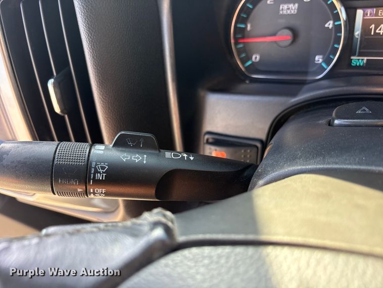 image for item ET7261 2015 Chevrolet Silverado 2500HD Crew Cab pickup truck